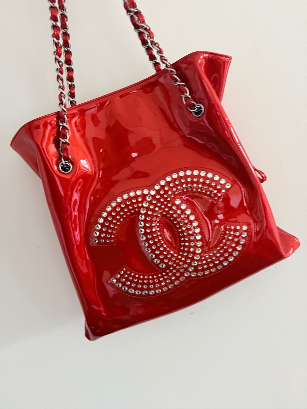 CHANEL Bon Bon Tote - Medium Red patent with rhinestones - Picture 5 of 15